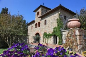   Azienda vinicola con borgo in vendita in Toscana