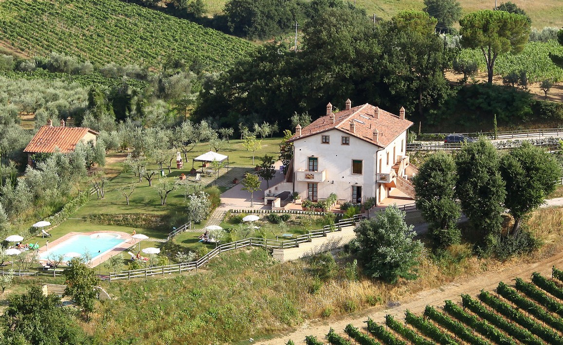   Azienda vinicola con borgo in vendita in Toscana